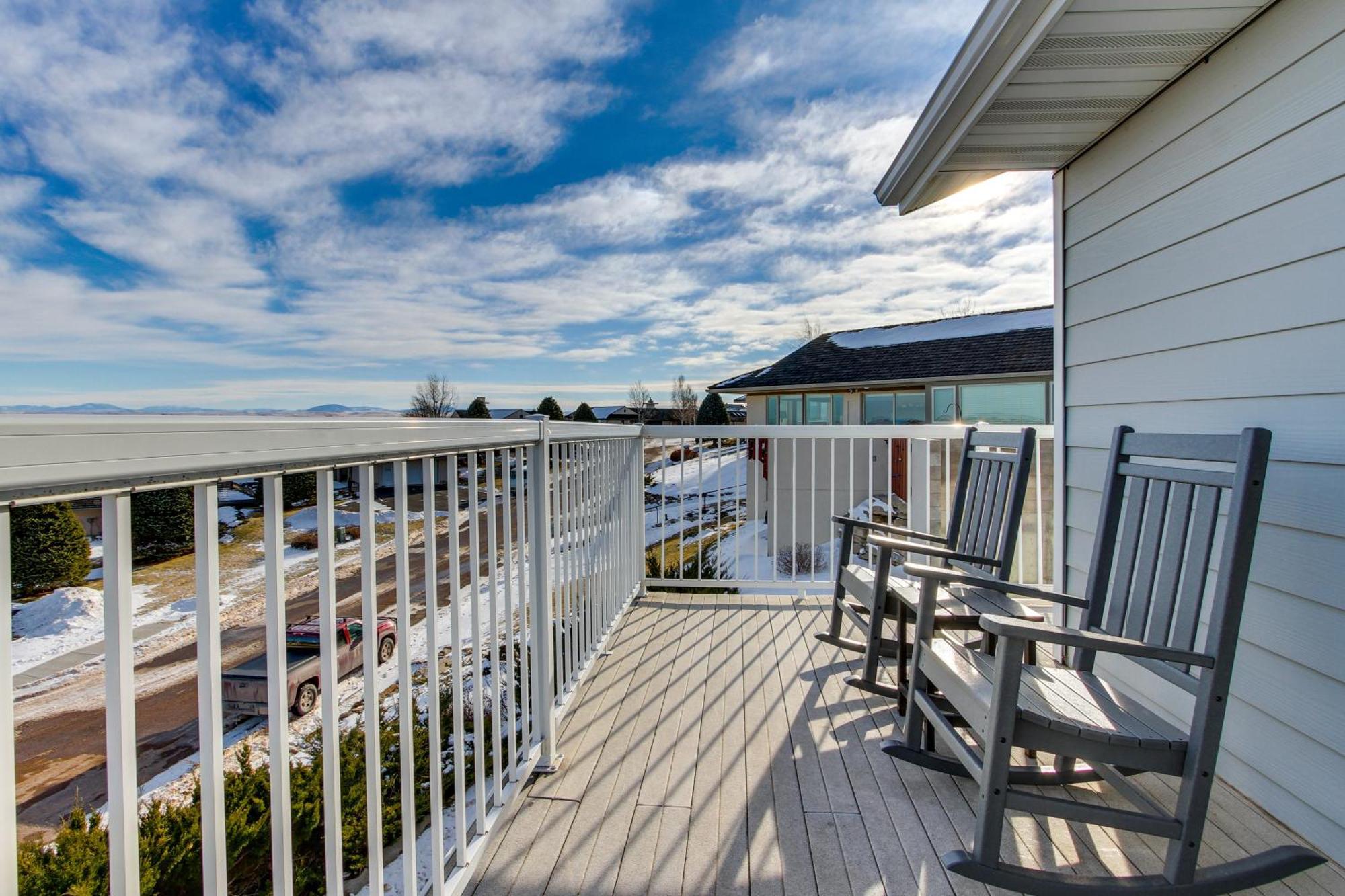 Inviting Great Falls Home With Wraparound Deck! Екстер'єр фото
