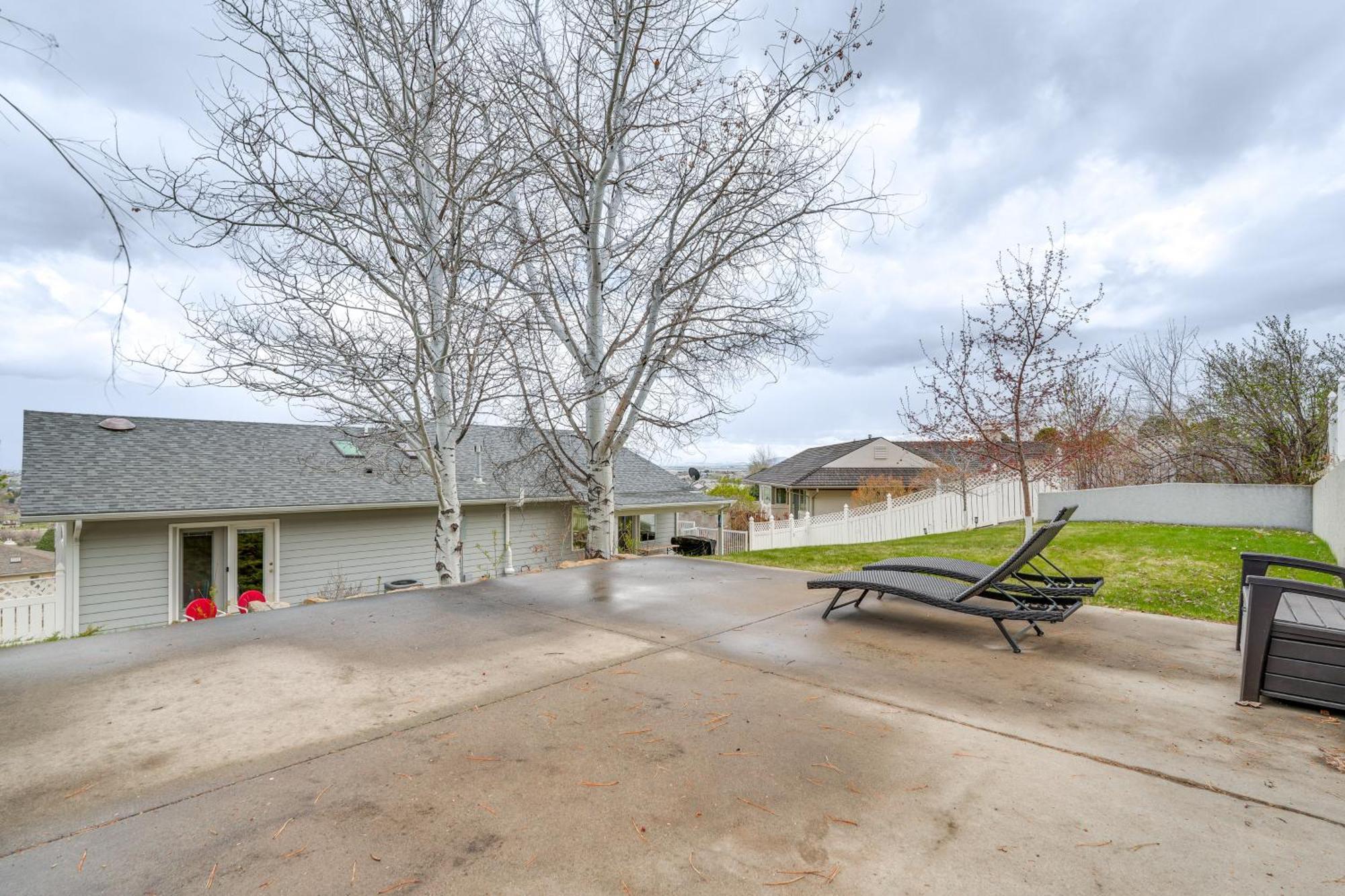 Inviting Great Falls Home With Wraparound Deck! Екстер'єр фото