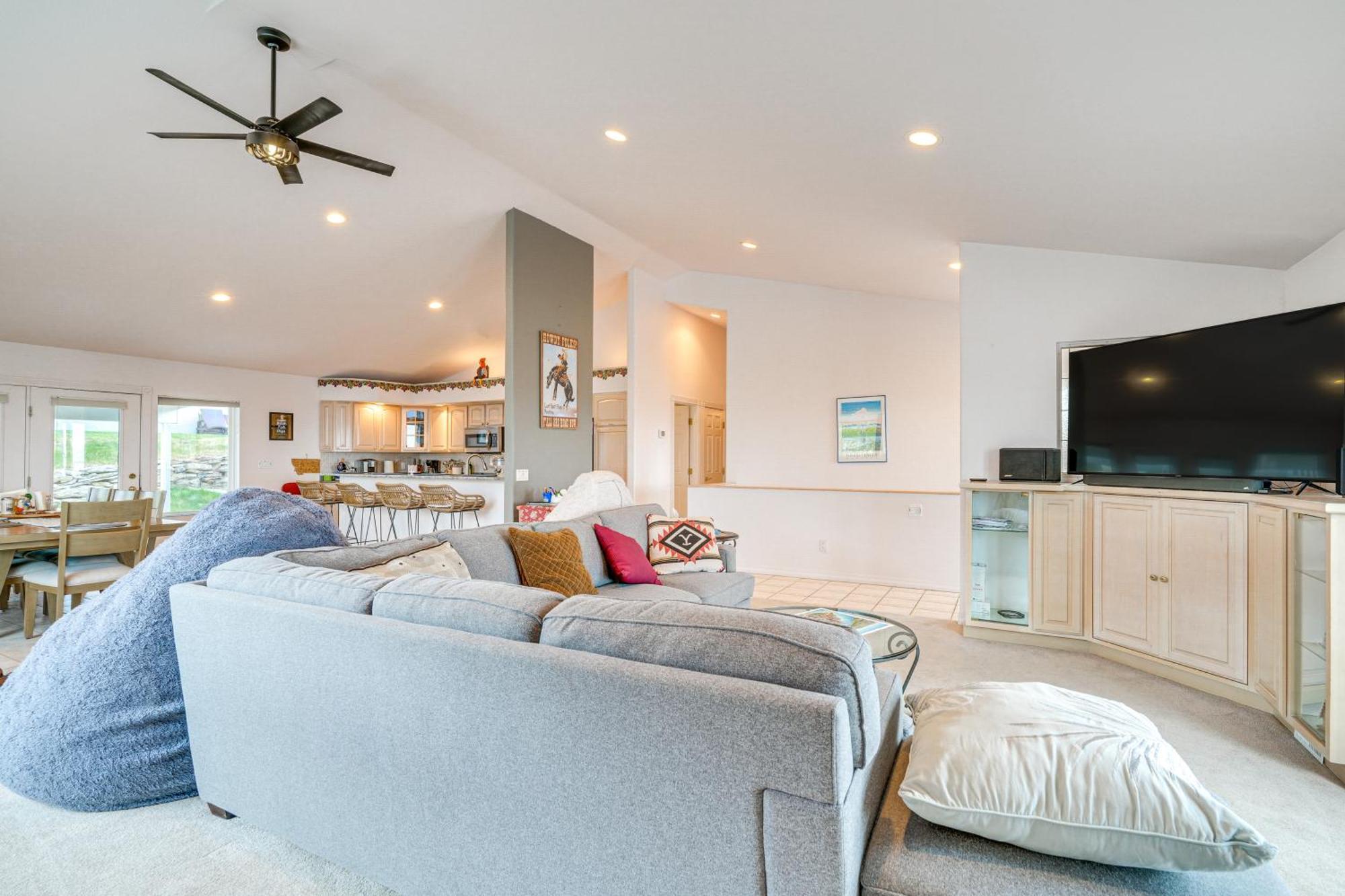 Inviting Great Falls Home With Wraparound Deck! Екстер'єр фото