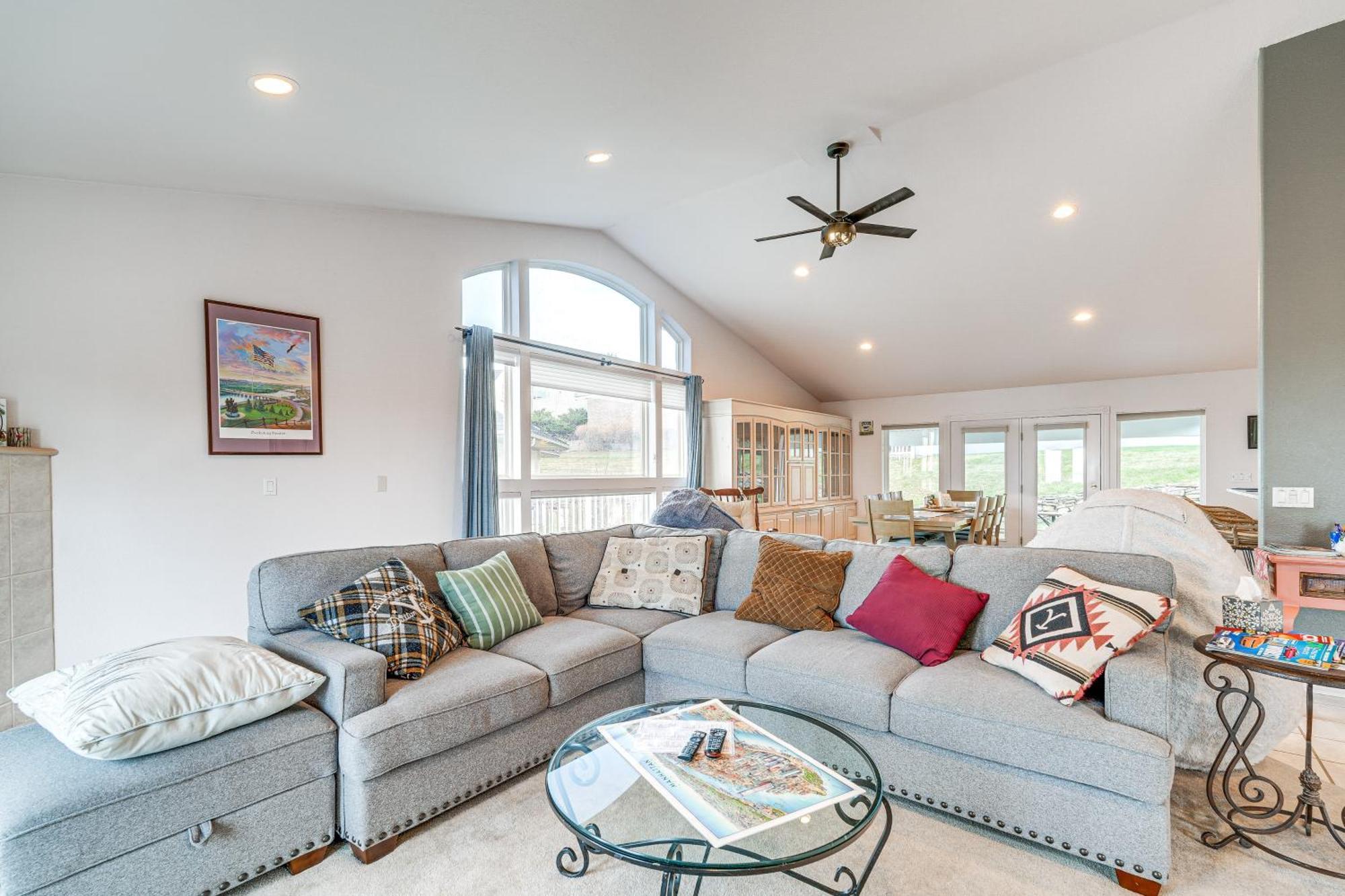 Inviting Great Falls Home With Wraparound Deck! Екстер'єр фото